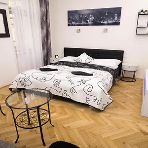 Black & White Apartment Prague By Wenceslas Square And Muzeum Prague